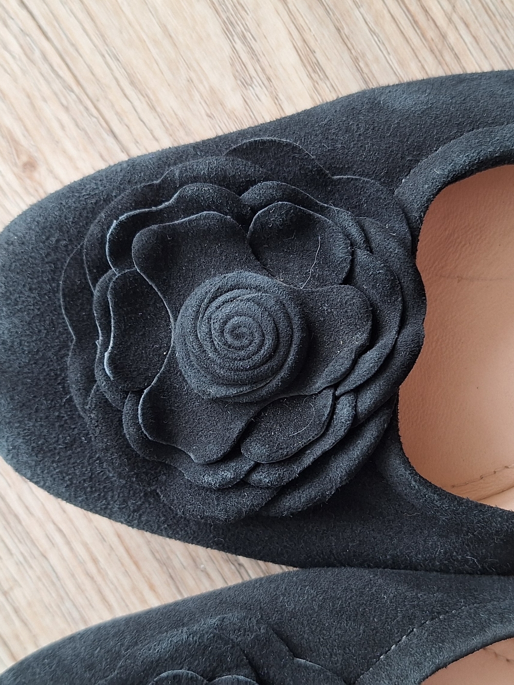 Taryn Rose Rosalyn Black Suede Ballet Flats Rose Detail Size - Picture 7 of 14